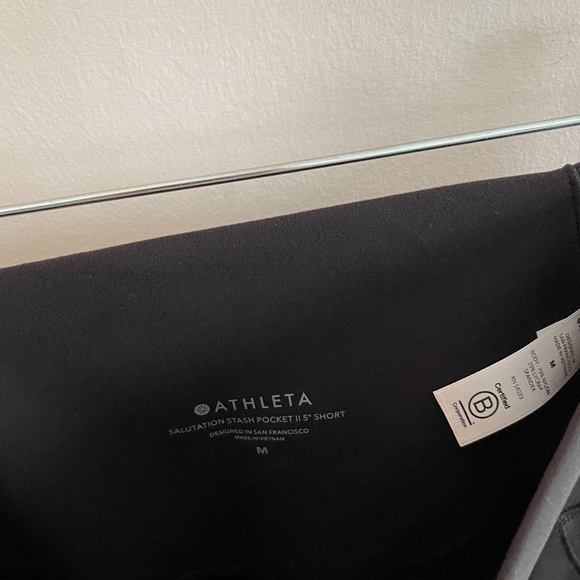 SOLD Athleta Salutation Stash Pocket II 5" Short - Picture 3 of 3